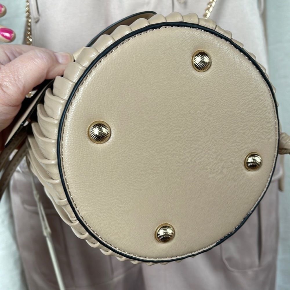 Adorable tan pleated crossbody bucket bag. - Picture 3 of 8